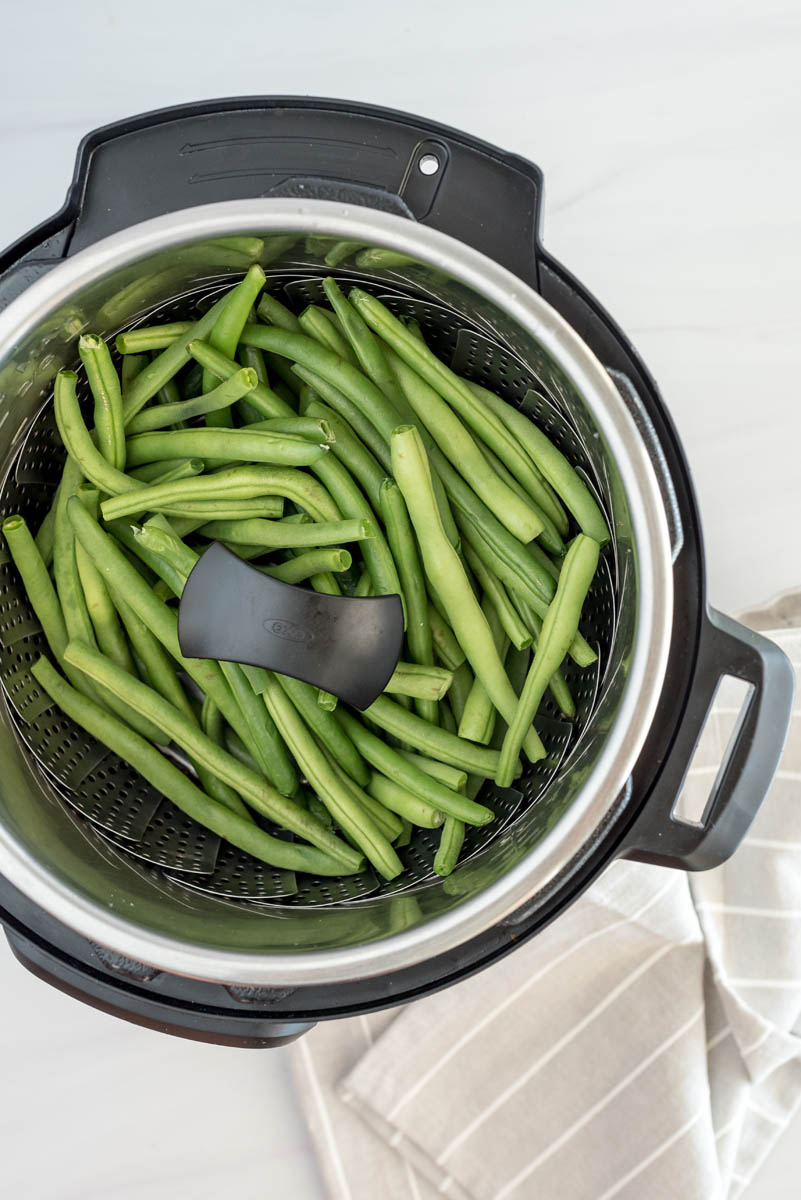 steaming green beans in an instant pot