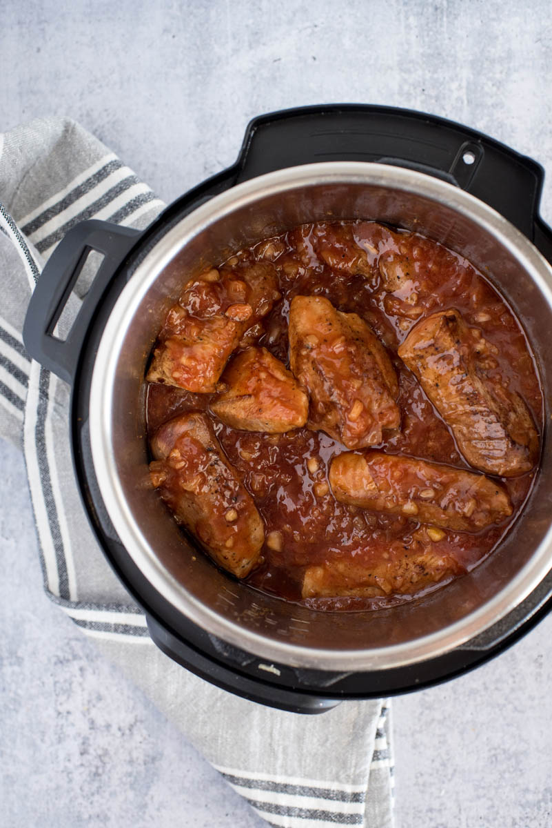 pressure cooker with pork ribs in sacue